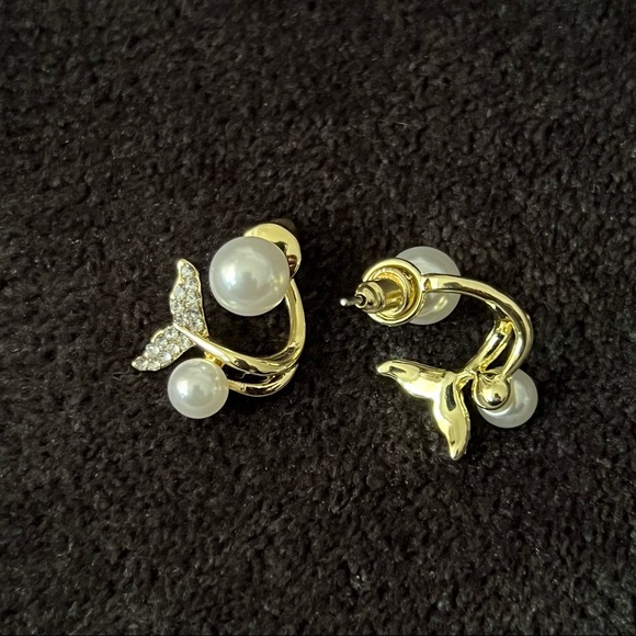Mermaid Tail Pearl & Gold Earrings - Picture 3 of 7